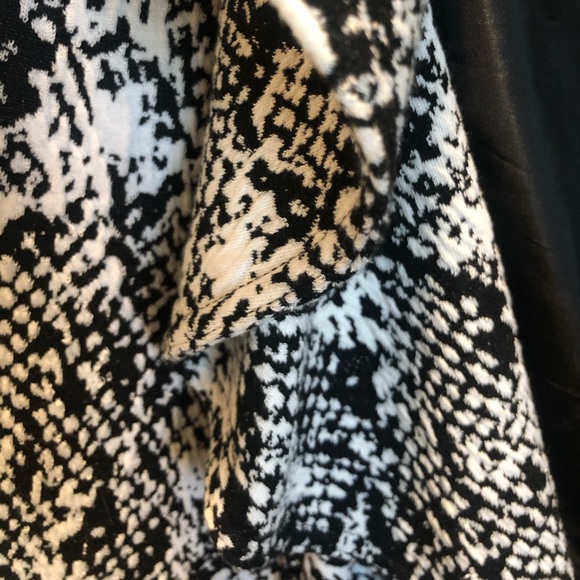 Fun, feminine Calvin Klein snakeskin blazer! (10) - Picture 4 of 5